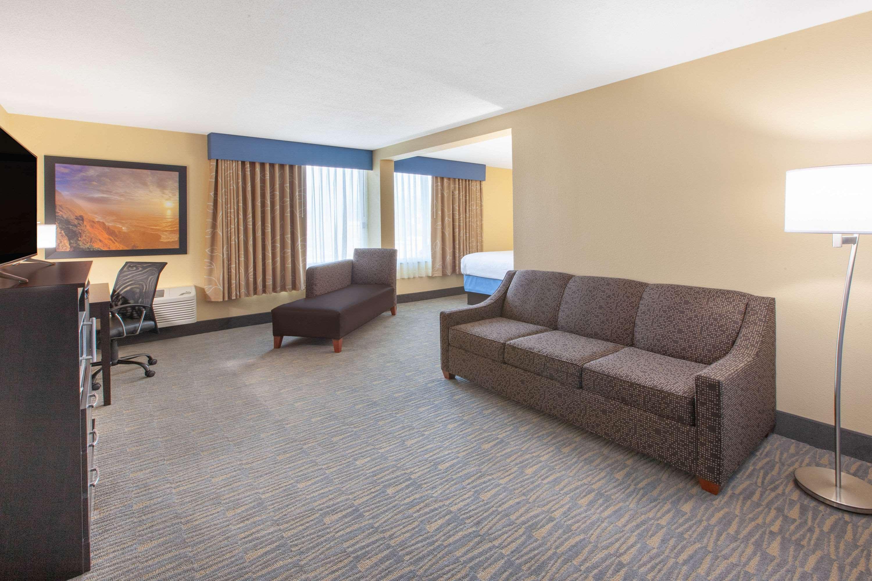 Days Inn & Suites By Wyndham Grand Rapids Near Downtown 와이오밍 외부 사진