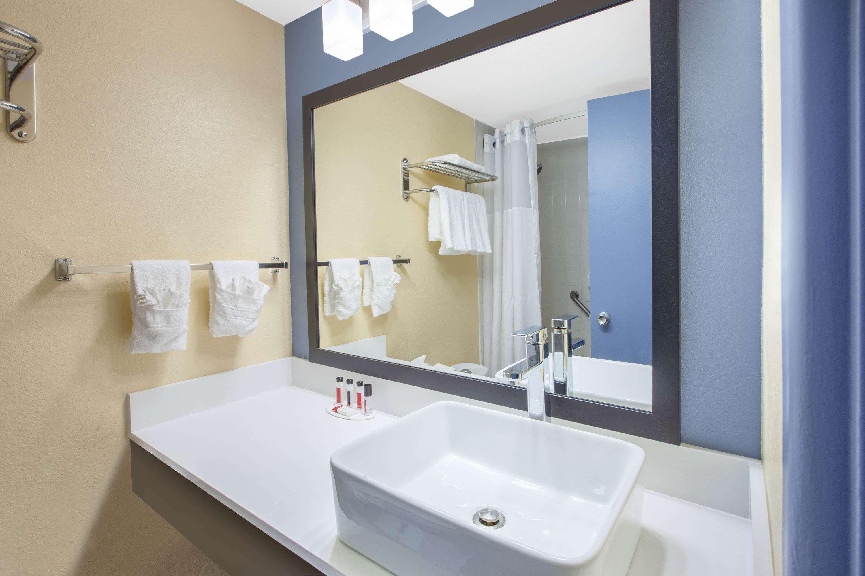 Days Inn & Suites By Wyndham Grand Rapids Near Downtown 와이오밍 외부 사진