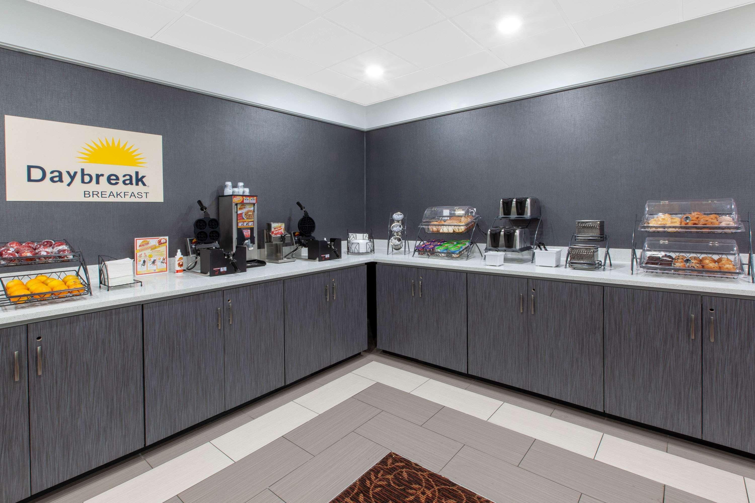 Days Inn & Suites By Wyndham Grand Rapids Near Downtown 와이오밍 외부 사진